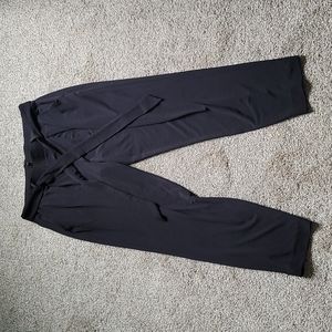 Express slim pants with belt and pockets. Size M.